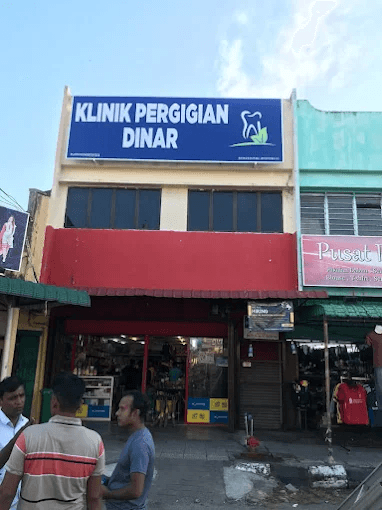 Papan tanda luar Klinik Pergigian Dinar
